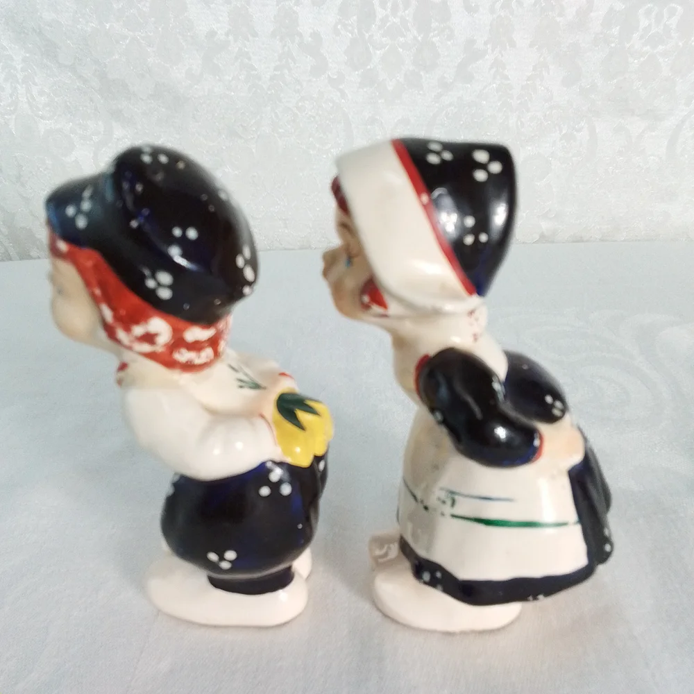 Charming vintage kissing Dutch couple salt and pepper shakers